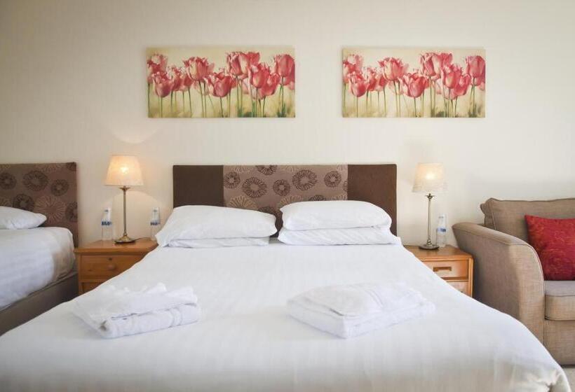 חדר סטנדרט לארבעה, The Cliff Hall