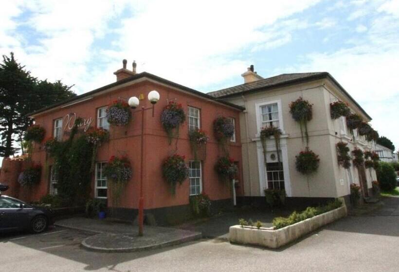 جناح جونيور ديلوكس, The Railway Inn