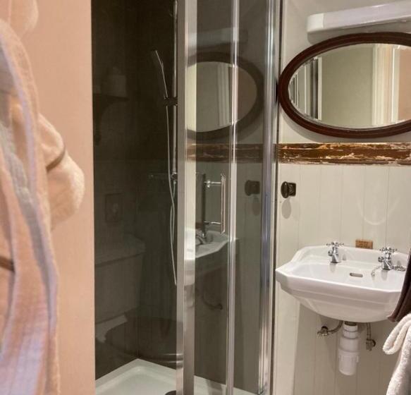 标准单人间, The Bridge House