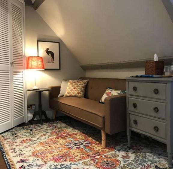 标准间, The Bridge House