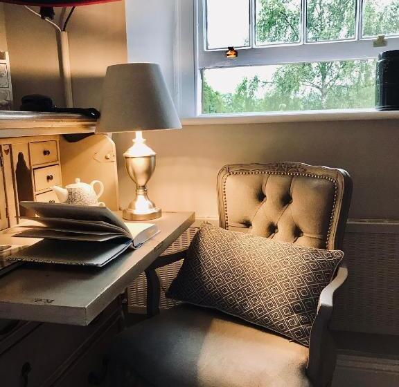 标准单人间, The Bridge House