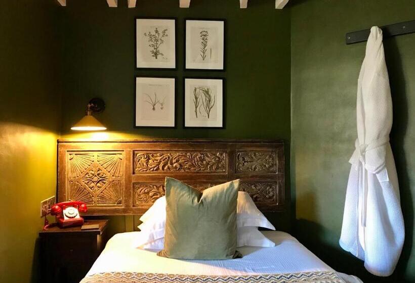 标准单人间, The Bridge House