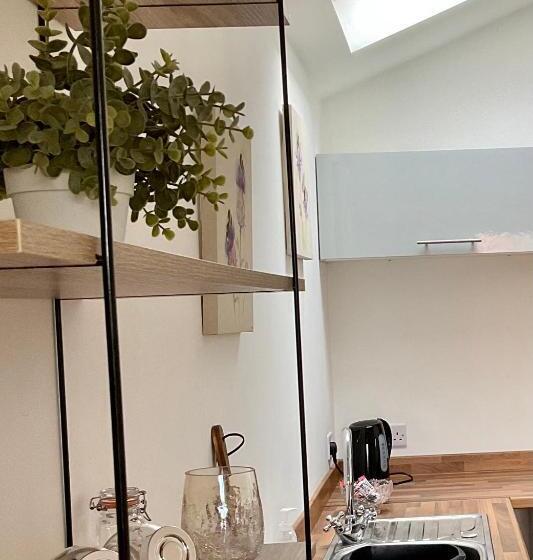 ガーデンビューファミリールーム, The Broomsquire