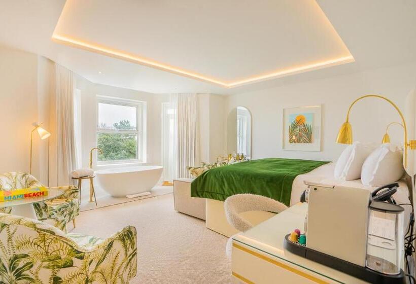 جناح مطلّ علي البحر, The Nici