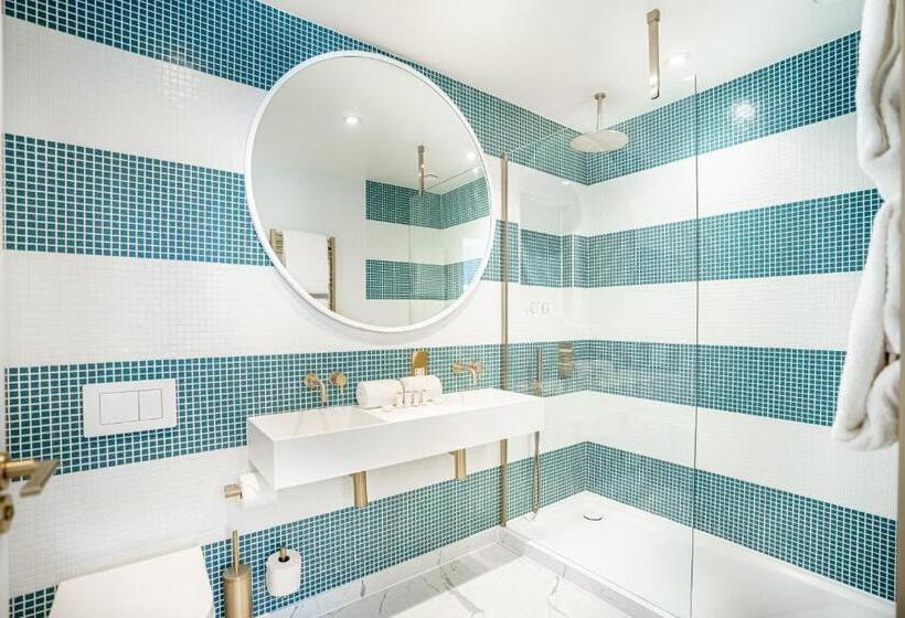 غرفة عائلية, The Nici