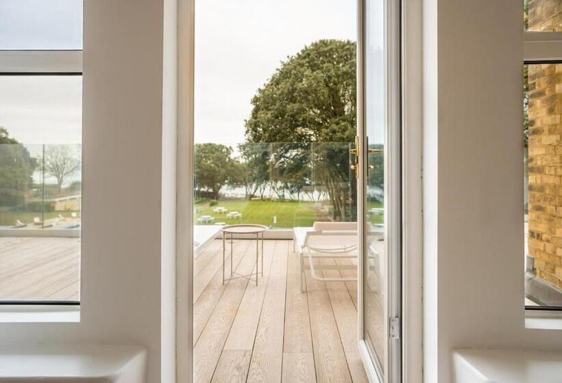 جناح مزوَّد بشرفة, The Nici