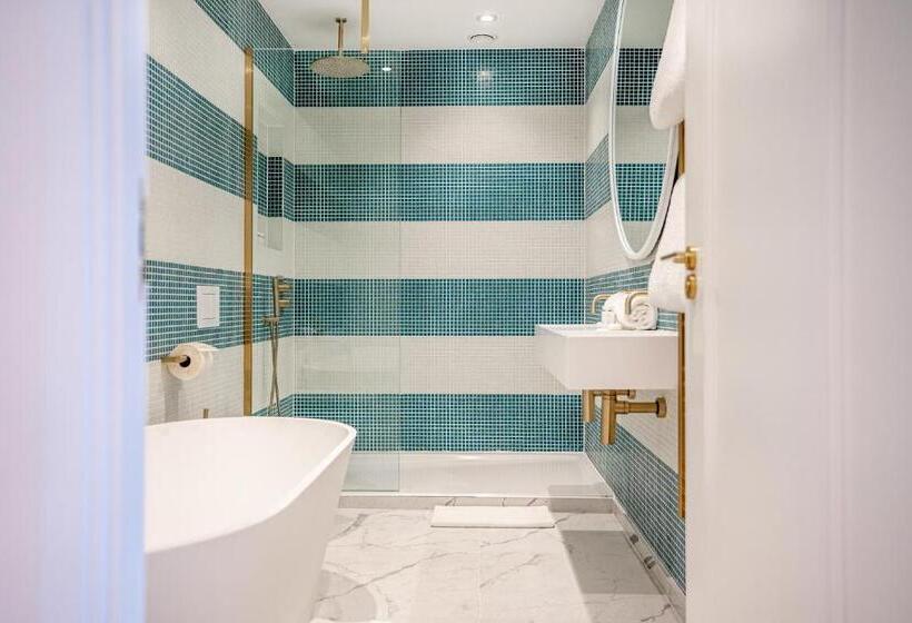 غرفة ديلوكس مطلّة علي البحر, The Nici