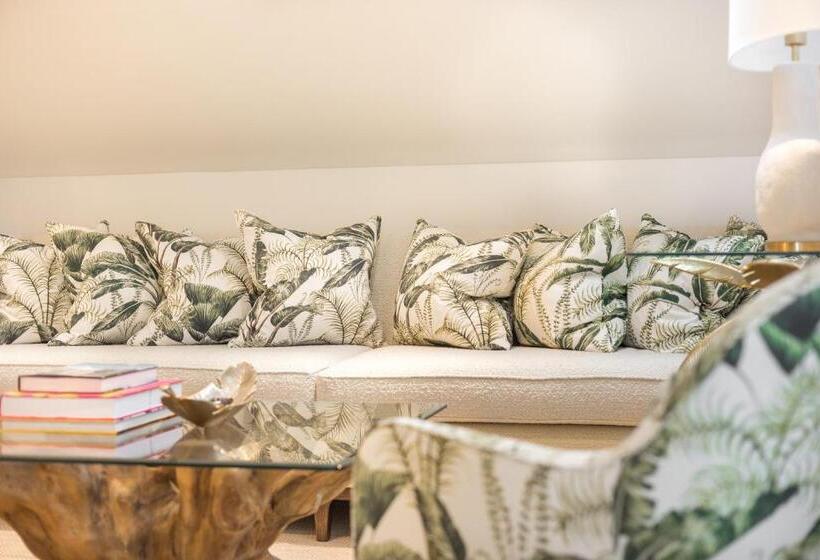 جناح مطلّ علي البحر, The Nici