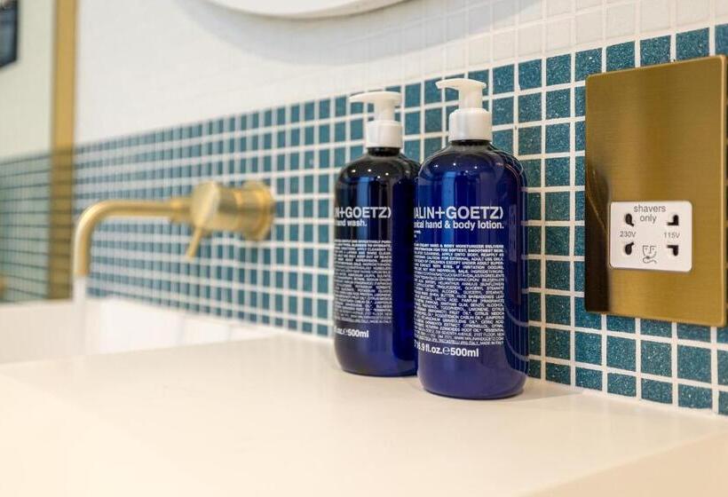 جناح مزوَّد بشرفة, The Nici