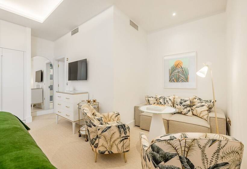 جناح مطلّ علي البحر, The Nici