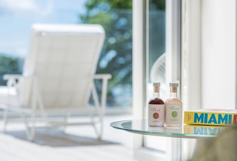 جناح مطلّ علي البحر, The Nici