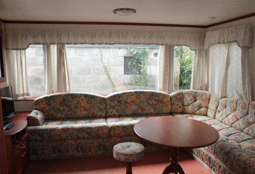 منزل غرفة نوم واحدة, Langley Inn