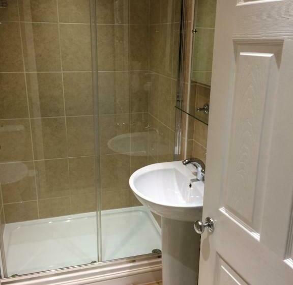 带大床的高级房间, Halfway House