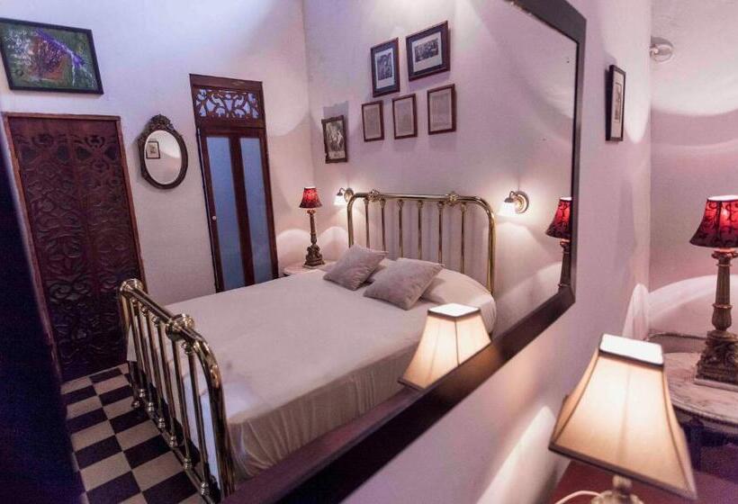 اتاق لوکس, Mauricio Babilonia