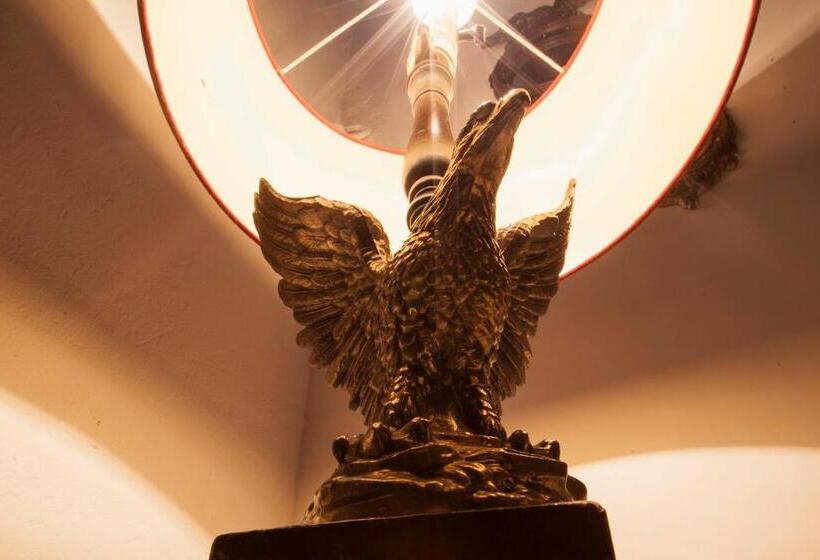 اتاق لوکس, Mauricio Babilonia