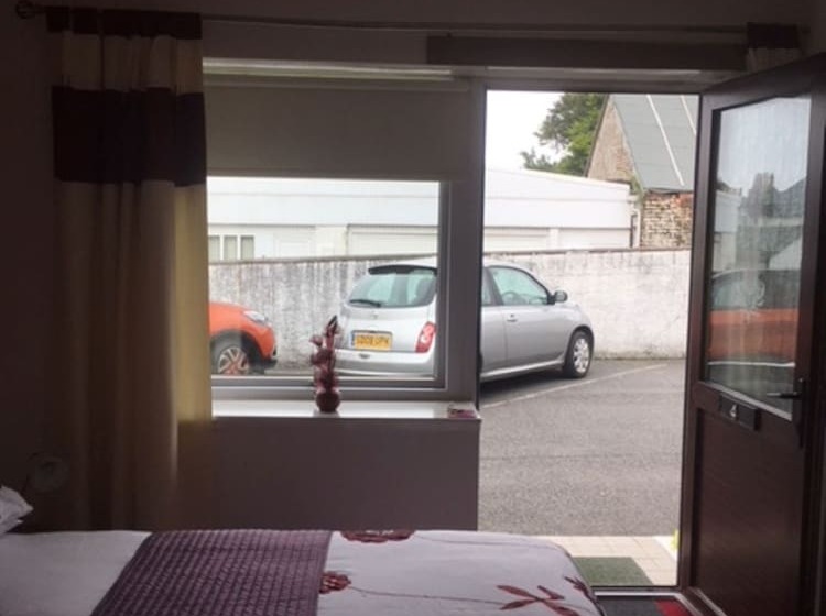 חדר משפחתי, The Thistle