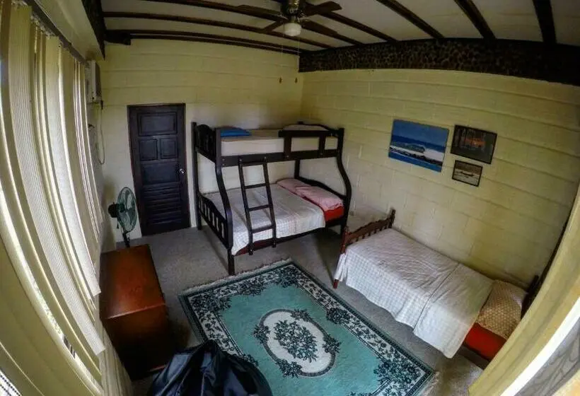 Triple Room Sea View, Casa Roja Hostel