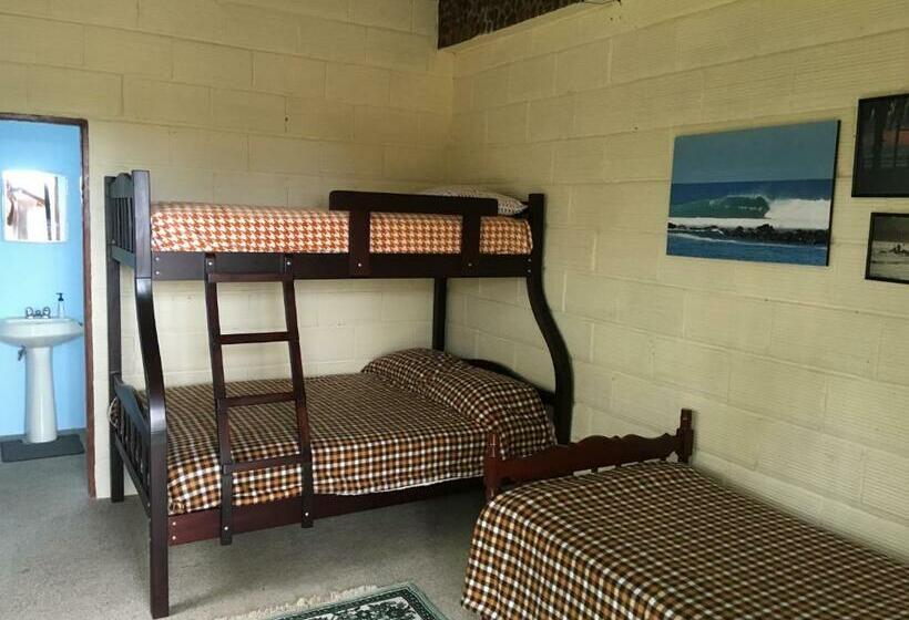 Triple Room Sea View, Casa Roja Hostel