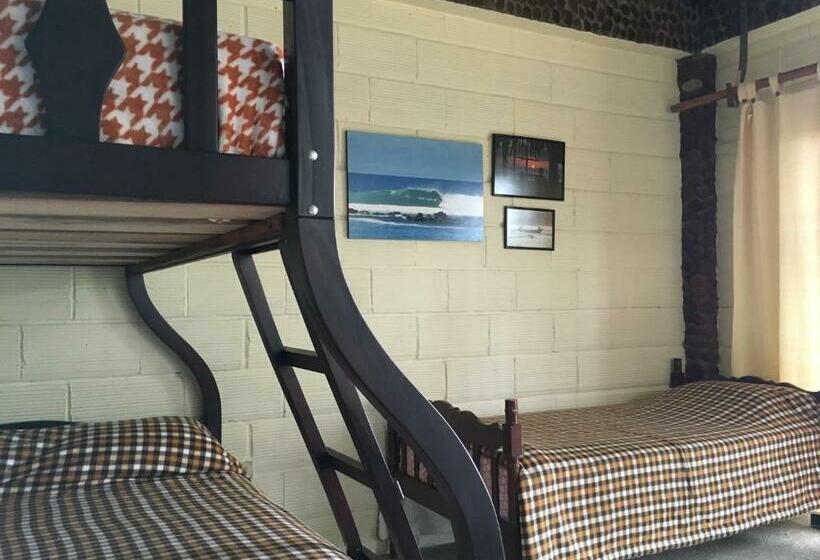 Triple Room Sea View, Casa Roja Hostel