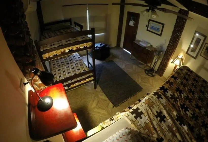 اتاق استاندارد چهار تخته, Casa Roja Hostel