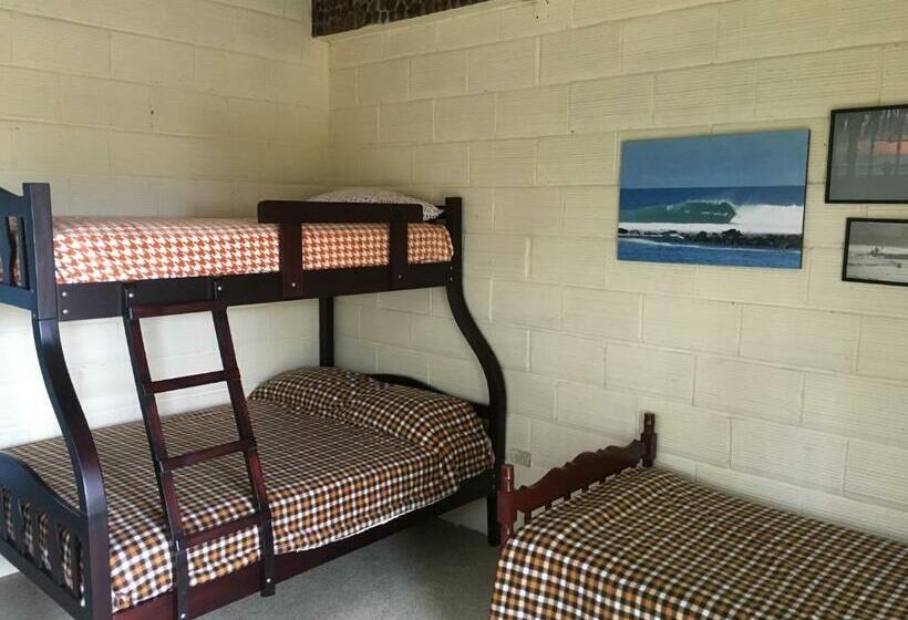 Triple Room Sea View, Casa Roja Hostel