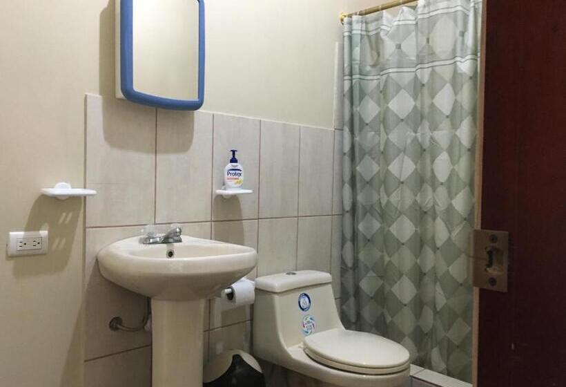 اتاق لوکس, Casa Roja Hostel