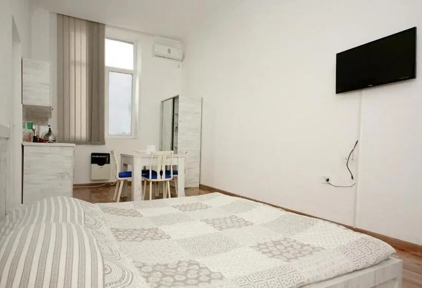استودیو استاندارد با چشمانداز, Hostel Mandaria