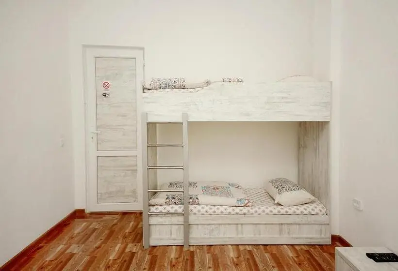 استودیو استاندارد با چشمانداز, Hostel Mandaria