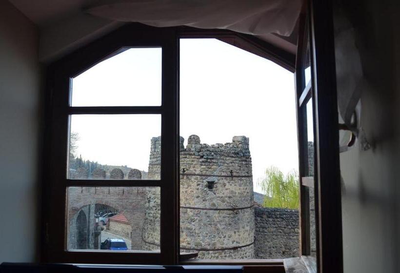 スタンダードトリプルルーム, Brigitte