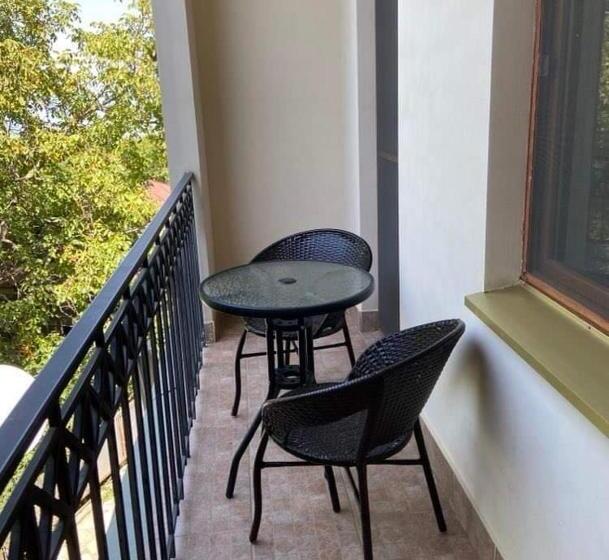 اتاق استاندارد با بالکن, Dzveli Ubani