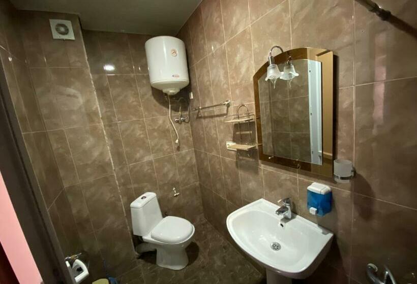 اتاق استاندارد سه نفره, Eurasia