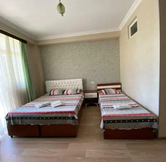 اتاق استاندارد سه نفره, Eurasia