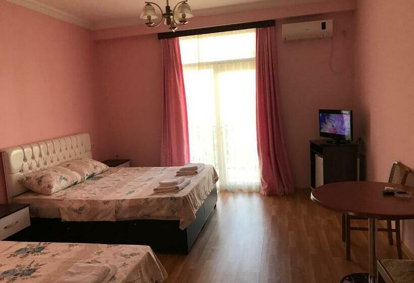 اتاق استاندارد سه نفره, Eurasia