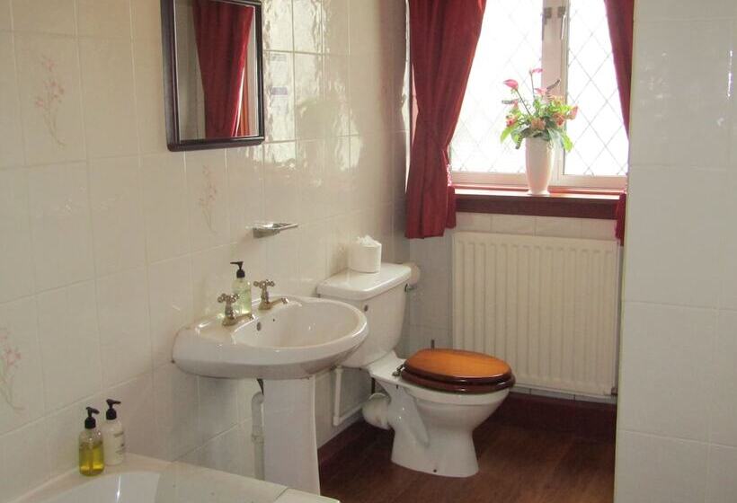 غرفة عائلية, Hunters Lodge