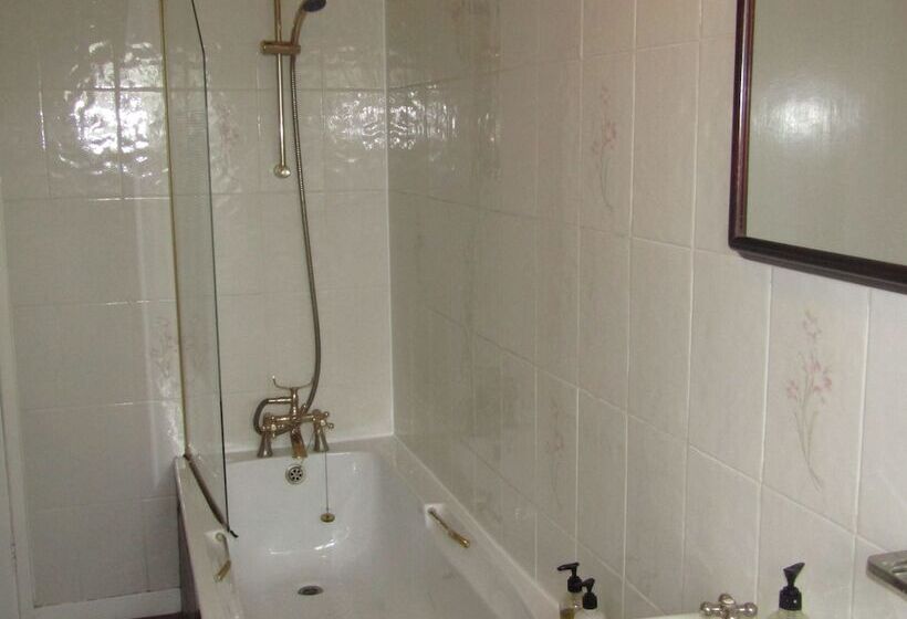 غرفة عائلية, Hunters Lodge