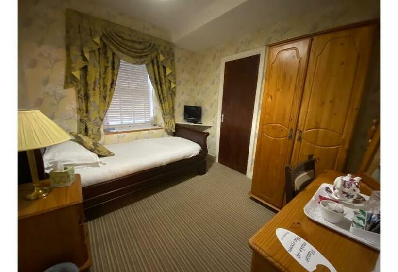 标准单人间, Lamphey Hall