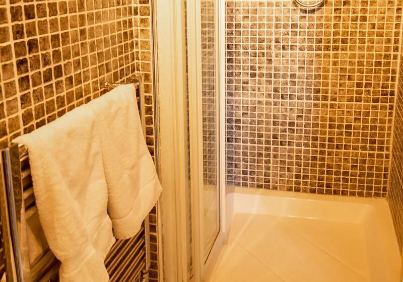 标准间, Lamphey Hall