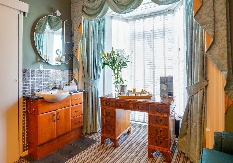 标准间, Lamphey Hall