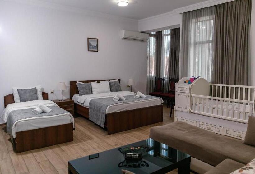 سوئیت با بالکن, Old Town Batumi