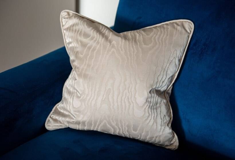 家庭海景房, The Burlington