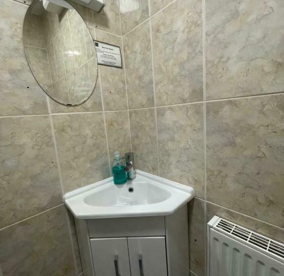 חדר סטנדרט יחיד, The Clarendon