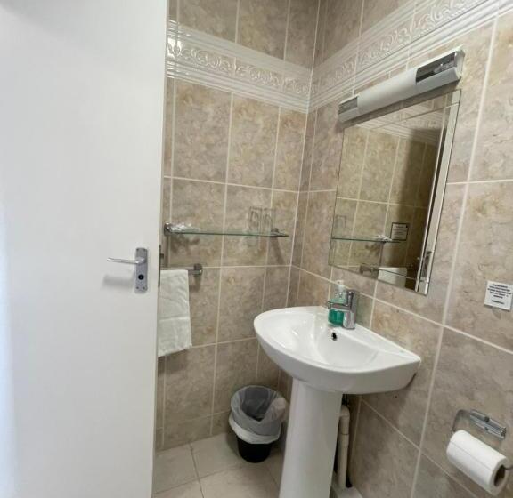 חדר משפחתי, The Clarendon