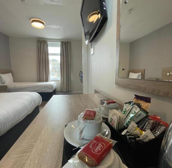 חדר משפחתי, The Clarendon