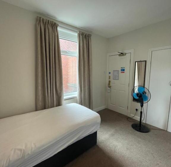 חדר משפחתי, The Clarendon