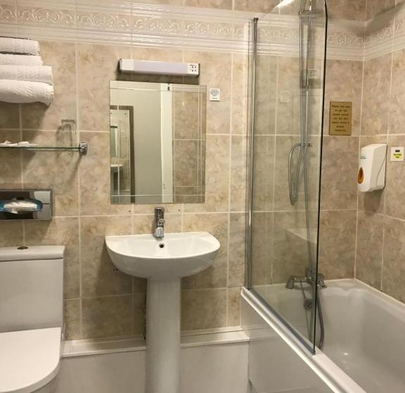 חדר משפחתי, The Clarendon