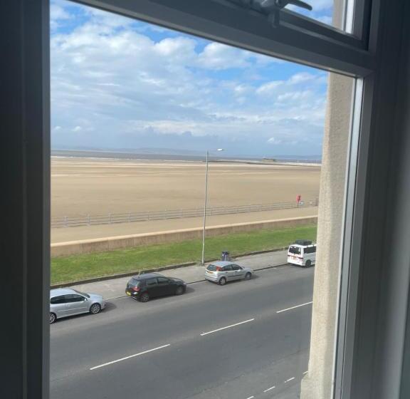 اتاق استاندارد با چشم‌انداز دریا, The Clarendon