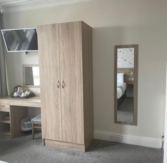 חדר סטנדרט נוף לים, The Clarendon