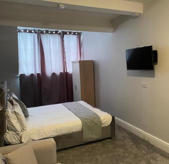 דירת חדר נוף לים, The Clarendon