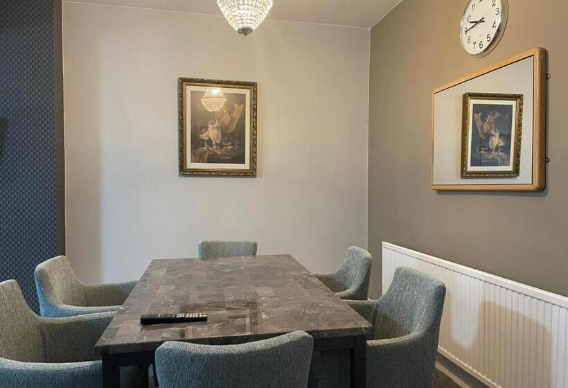 דירת חדר נוף לים, The Clarendon