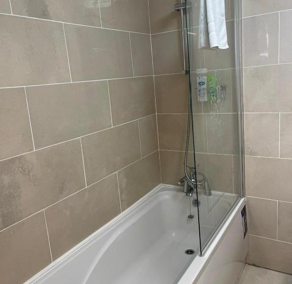 דירת חדר נוף לים, The Clarendon